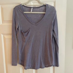 V-neck Z Supply long sleeved t-shirt